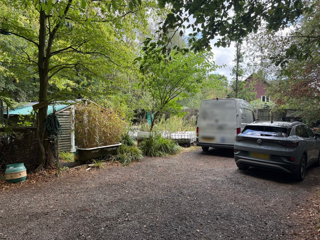 Lot: 188 - APPROX. ONE ACRE OF LAND IN SEMI-RURAL LOCATION WITH UNIQUE HOLIDAY RENTAL - Utility cabin and parking area